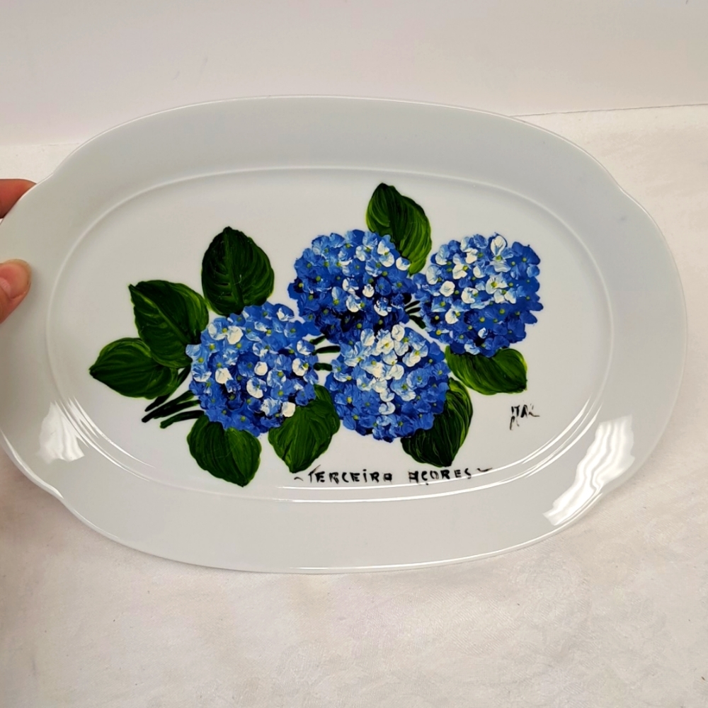 Artist signed  13x8x1 hand painted hydrangeas design oval  platter